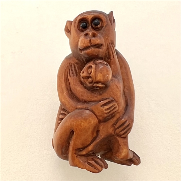 Boxwood button of mother and baby monkey. 