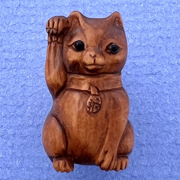 Boxwood button of “Beckoning Cat.”