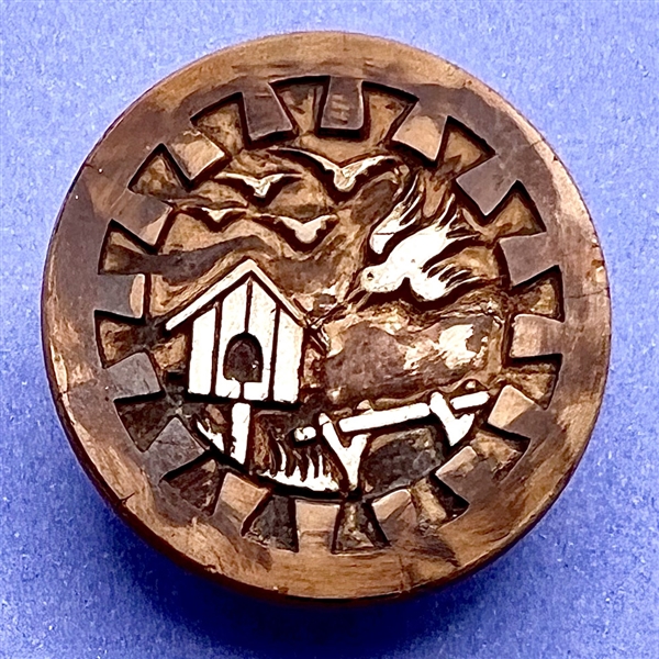 Caramel glass button “Birds and Birdhouse.”