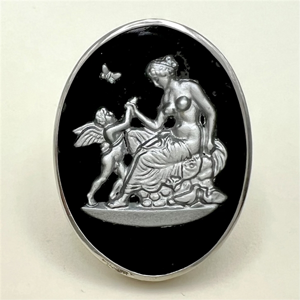 “Cupid and Venus” studio button.