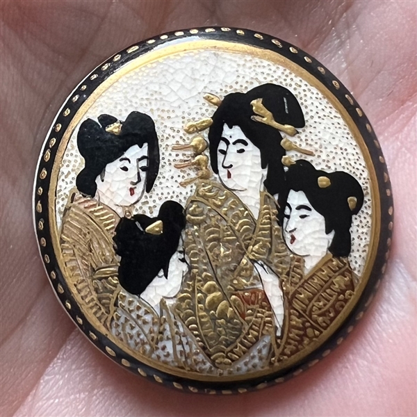 Satsuma button of Geshia and three attendants.