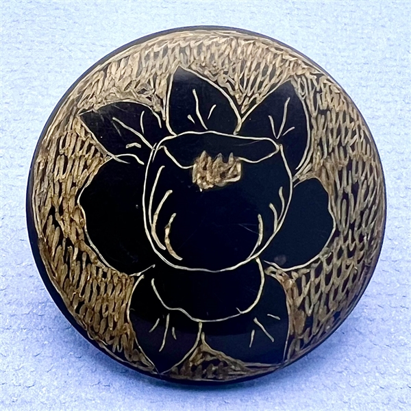 Casein button of a rose with gold. 