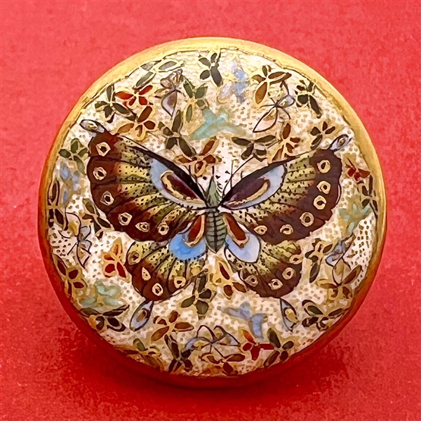 Elaborate Satsuma button of a butterfly with little butterflies.