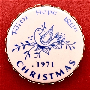 Christmas commemorative porcelain button 1971.