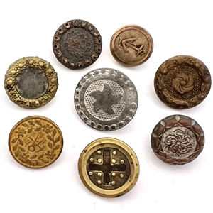 Eight Jacksonian cousins & other buttons.