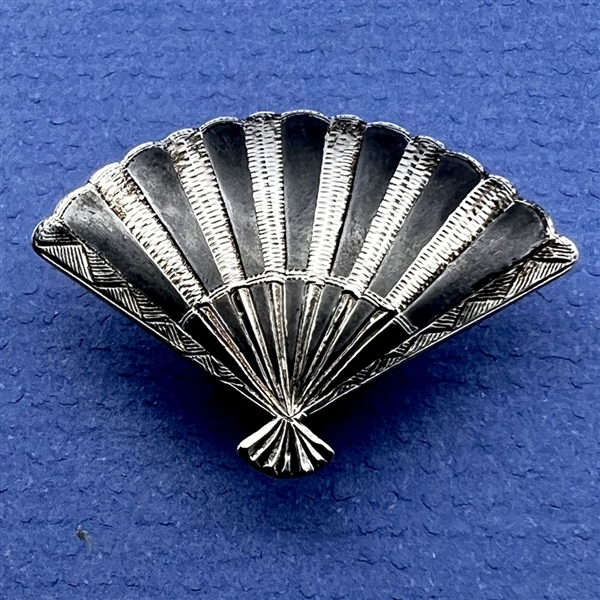 Siam sterling Niello button of a realistic fan.