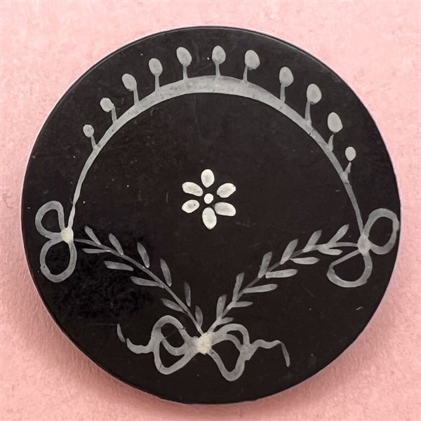 Late 18th c. painted lacquer button of a wreath (or fan).