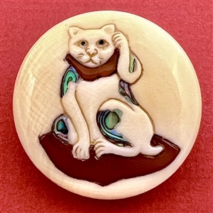 Shibayama button of the “Beckoning Cat.”