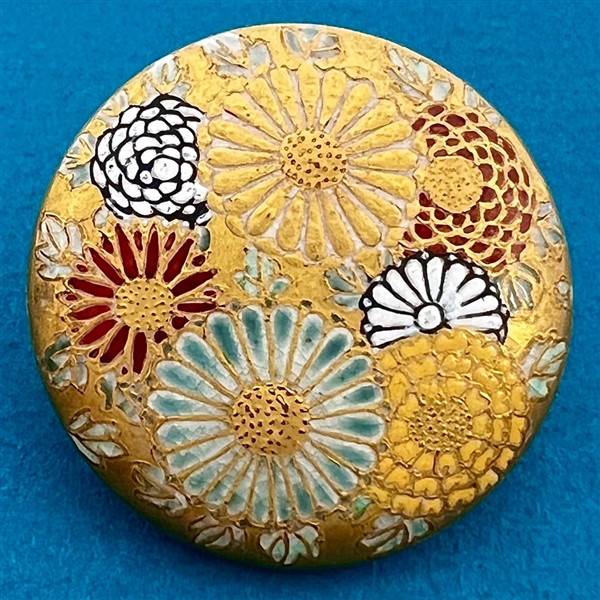 Gorgeous large satsuma button filled with flowers (Hanadukushi).