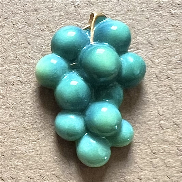 Japanese Arita porcelain button of realistic grapes.