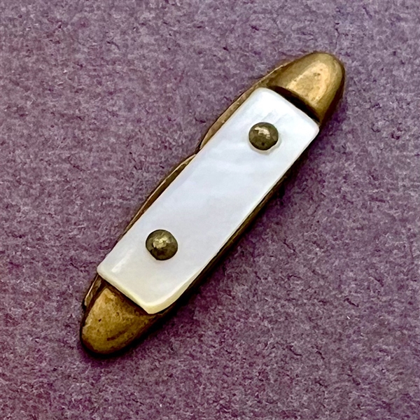 Vintage realistic pocket knife button.