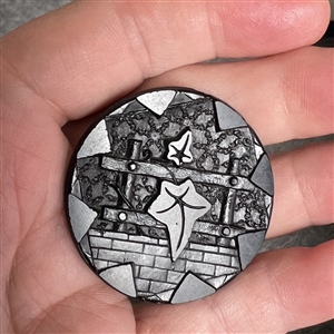 “Ivy leaves and trellis black glass button.