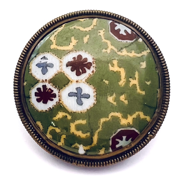 Painted porcelain button set in brass of patterns.