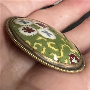 Painted porcelain button set in brass of patterns.