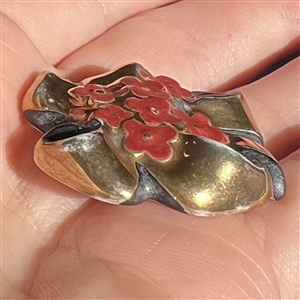 French couture ceramic button of flowers and bow designed by Roger Jean-Pierre for Schiaparelli.