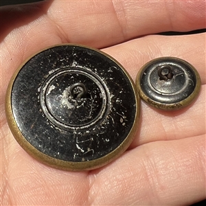 Two brass button of “kittens in a basket in mother daughter sizes.