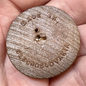 Wood button of sporting hound and hunting horn.