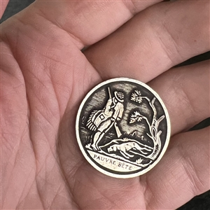 French satyrical sporting button with verbal “Pauvre Bete (poor beast).