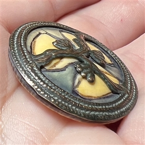 Arts and Crafts button of floral theme.
