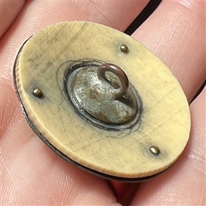 Arts and Crafts button of floral theme.