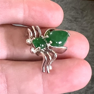 Realistic spider gemstone button.
