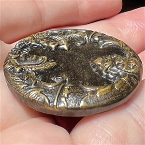 UNUSUAL velvet button “three masks with Greenmen border.