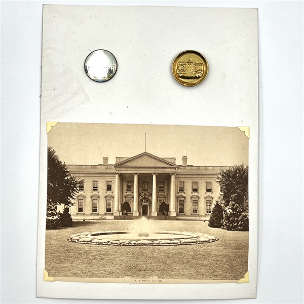 Card of 2 buttons of the White House.