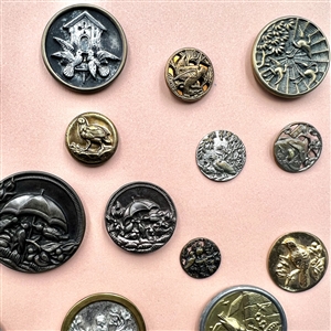Card of 28 buttons depicting birds.