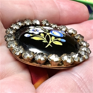 Enamel button of flowers with paste border.