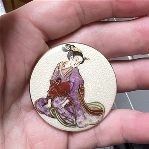 Large Satsuma button of a young woman in beautiful kimono. 
