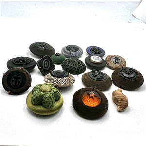 Sixteen Div 1 fabric buttons.