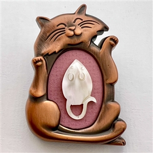 ADORABLE pearl button of a mouse mounted in a cat picture frame.