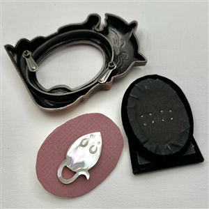 ADORABLE pearl button of a mouse mounted in a cat picture frame.