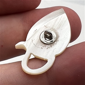 ADORABLE pearl button of a mouse mounted in a cat picture frame.