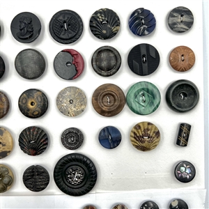 Card of 61 composition buttons.