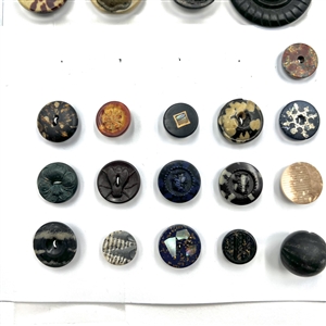 Card of 61 composition buttons.