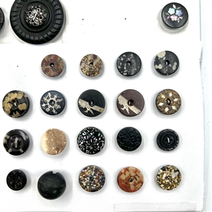 Card of 61 composition buttons.