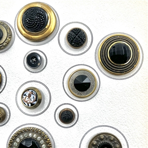Card of 25 black glass in metal buttons.