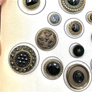 Card of 25 black glass in metal buttons.