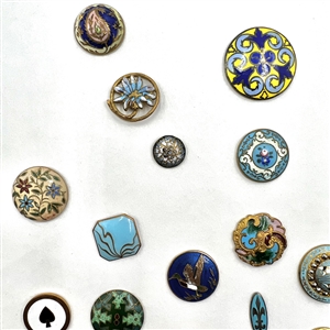 Card of 35 enamel buttons.