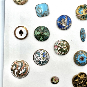 Card of 35 enamel buttons.