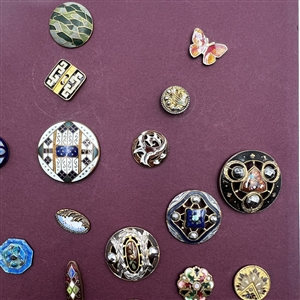 Card of 36 enamel buttons. 