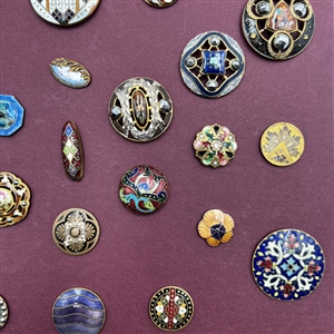 Card of 36 enamel buttons. 
