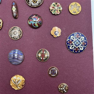 Card of 36 enamel buttons. 