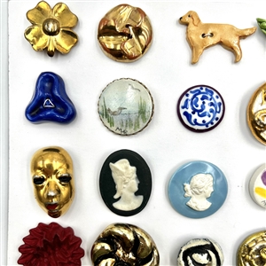 Card of 35 ceramic and other buttons.
